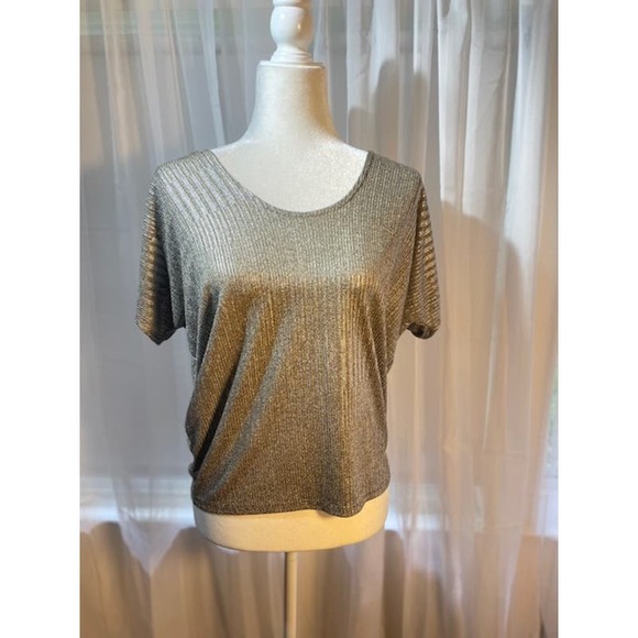 Kim &‎ Cami Size Small Gold Knit Top with Dolman Short Sleeves - Picture 1 of 5